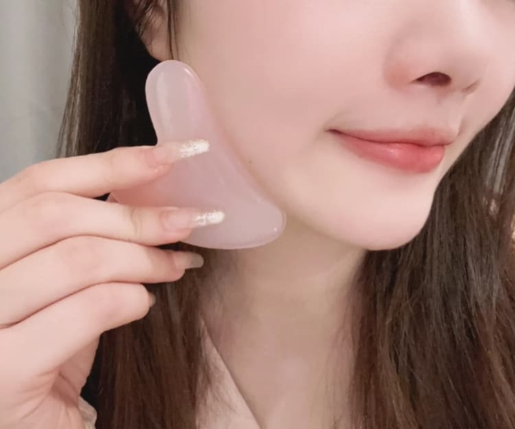 臉部刮痧｜Dcard網民分享5分鐘瘦臉消水腫刮痧法 法令紋即時減淡！使用刮痧板5大注意事項