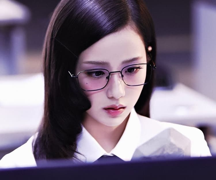 Jisoo新歌再掀眼鏡時尚熱潮！5大眼鏡妝容技巧 戴眼鏡如何上底妝？修容是重要關鍵？