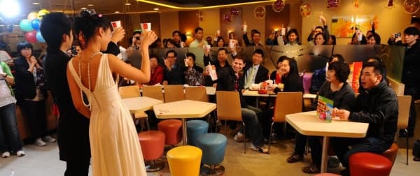 在快餐店舉行結婚派對！