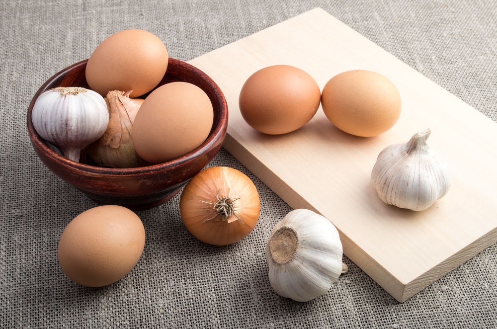骨膠原,補充食物,雞蛋、堅果、洋蔥和蒜頭都是含有豐富硫質的食物