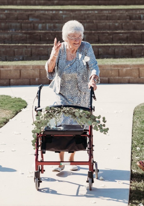 曾祖母更是行動不便，步行出場時需要扶著推車