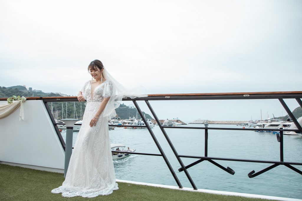 海上婚禮輕便飄逸嘅婚紗款式