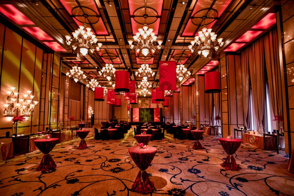 酒店宴會廳擁有8米高樓底，天花燈可變不同顏色